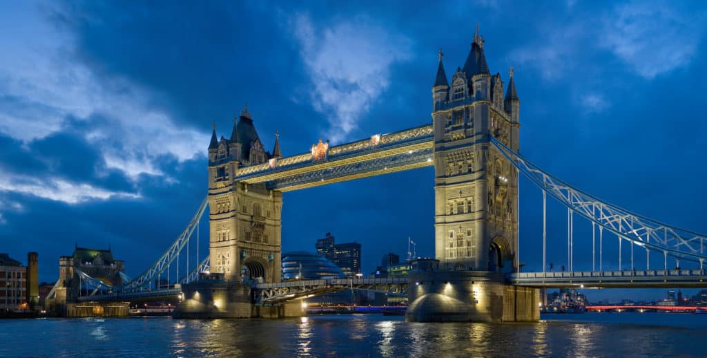 tower bridge notte